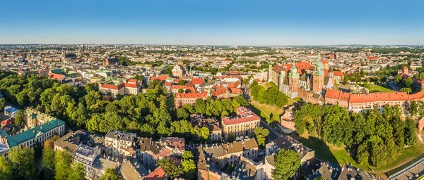 Cracow - havadan şehir panoraması. Kuş bakışı Wawel Kalesi, tarihi kentin yatay.