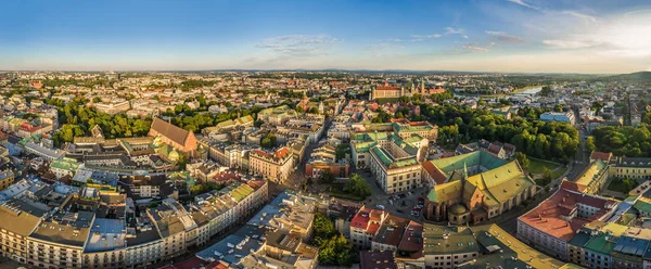 Krakkó - panoráma, a régi város a madártávlat. A Grodzka utcán és a ferencesek-bazilika. — Stock Fotó