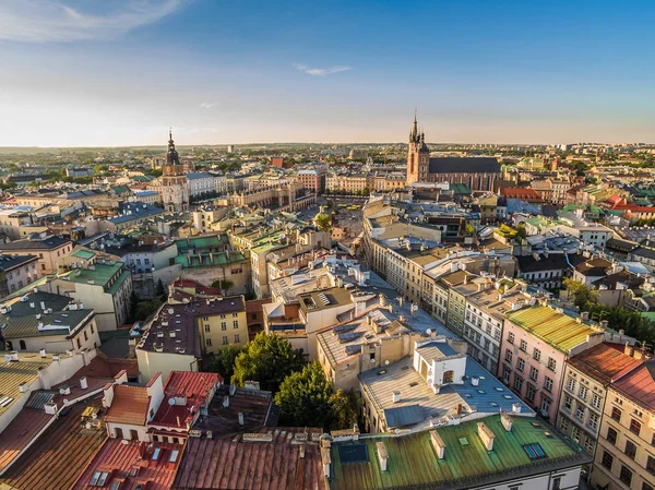 Cracovia - el casco antiguo de la vista de pájaro. Vista de la casa adosada en la calle Grodzka, Plaza del Mercado y Basílica de Santa María . — Foto de Stock