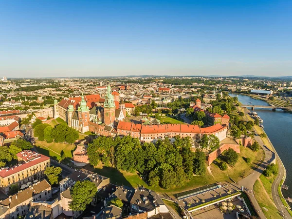 Cracow uit de vogelperspectief uitzicht. Landschap van Krakau met het kasteel en de Wawel kathedraal. — Stockfoto