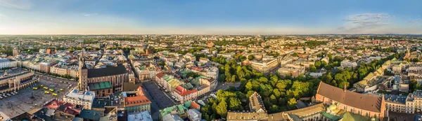 Cracow - hava panorama. St Mary's Basilica ve küçük Pazar hava ile eski şehir.