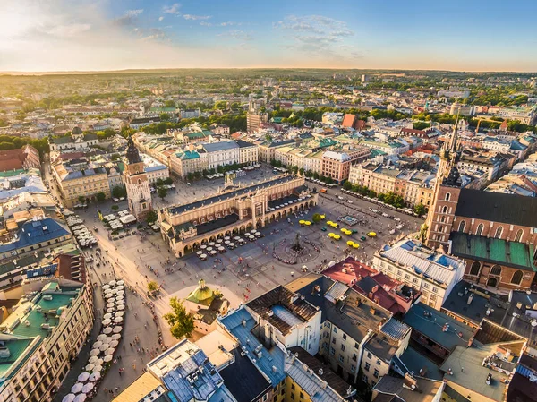 Krakov – staré město z ptačí perspektivy. Hlavní náměstí a Sukiennice s ohledem na západ slunce. — Stock fotografie