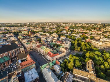 Cracow - havadan eski şehir. Manzara kuş bakışı, küçük Pazar Meydanı ile şehir.