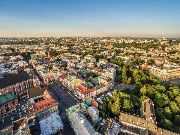 Cracow - havadan eski şehir. Manzara kuş bakışı, küçük Pazar Meydanı ile şehir.