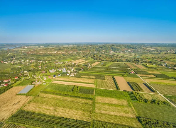 Tarım arazileri. Kuş bakışı ile kırsal manzara. Küçük tarım arazileri ufuk germe.