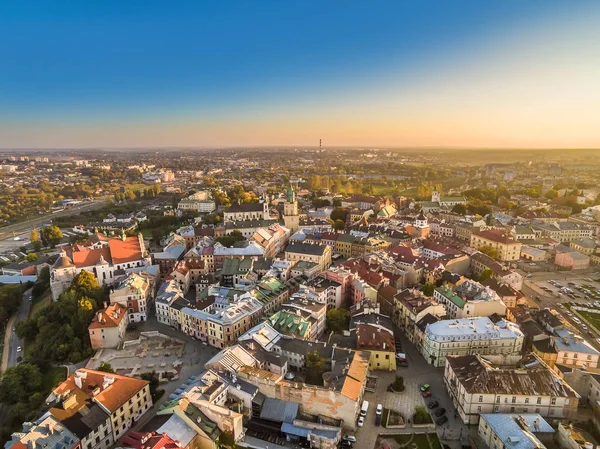 Lublin desde la vista de pájaro de la pintoresca Plaza Po Po y la Torre Trinitari. Paisaje del casco antiguo en el sol de la tarde . — Foto de Stock
