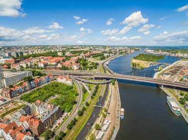 Szczecin kuş bakışı görülen Oder Nehri ile. Szczecin, yatay, Piastowski siper, kale yolu ve Oder Köprüsü.