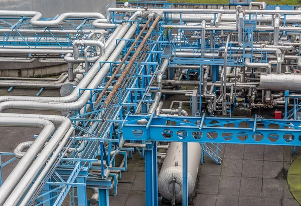 Endüstriyel altyapı fabrikada. Borular ve transmisyon sistemleri yakıtlar ve teknik gazlar için.