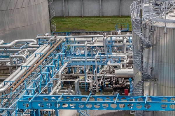 Çelik tankları, boru ve transmisyon sistemleri yakıtlar ve gazlar için. Endüstriyel altyapı işleme tesisi.