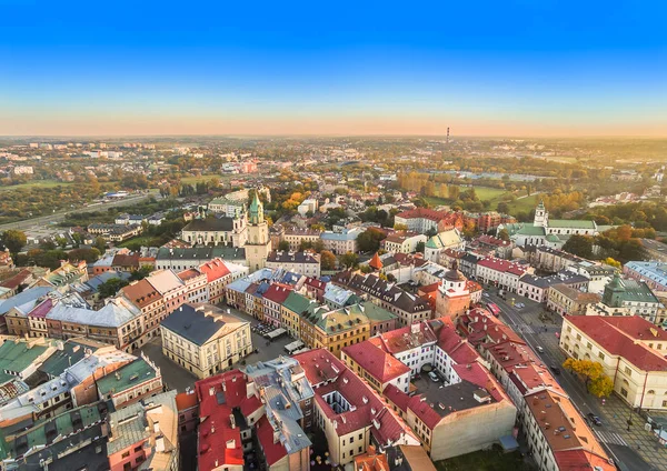 Lublin visto desde el aire. Paisaje del casco antiguo desde la vista del pájaro, con la visible Corte de la Corona y la Torre Trinitari . — Foto de Stock