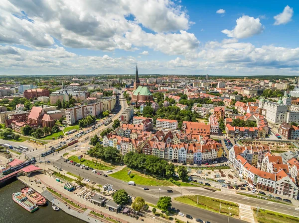 Szczecin - de oude stad van de vogelperspectief uitzicht. Landschap van Szczecin met dock van de kant van de Odra met zichtbare basiliek. — Stockfoto