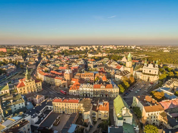 Landschap van Lublin met een bird's eye view van de oude stad, de kathedraal, de trinitaire toren, de poort van Krakau en het stadhuis. — Stockfoto