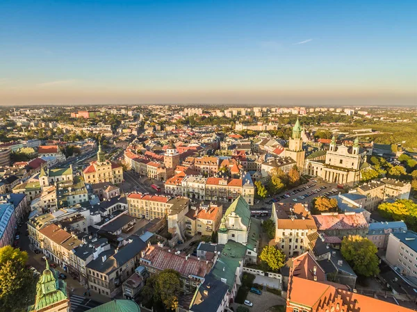Landschap van Lublin vanaf de bird's eye view van de kathedraal, Trinitarian toren, Kraków Gate en stadhuis. — Stockfoto