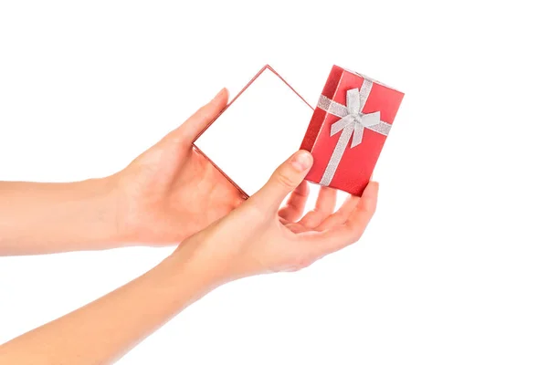打开一个红色的盒子 圣诞礼物和女性手在一个闷热的背景 — 图库照片