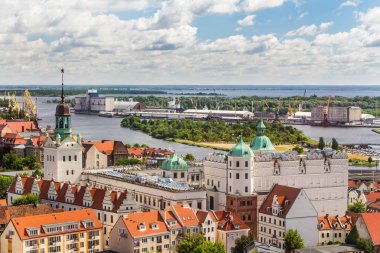 Szczecin dan bir kuş bakışı. Pomeranian Dukes Kalesi, oder Nehri ve uzaktan bağlantı noktası ile tarihi kentin peyzaj.