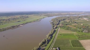 Vistula Nehri üzerinde bir uçuş. Kuş bakışı görülen nehir ile kırsal manzara. Lehçe su ile manzaralar ve havadan gördün.