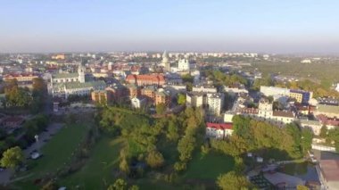 Lublin - uçuş teslis prensibine kule, katedral ve tarihi kent merkezine doğru. Ünlü yerler ve truistic olarak görülen hava etkinlikler.