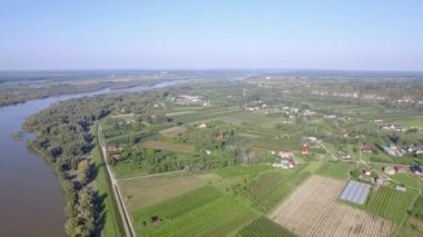 Kırsal manzara ve Vistula Nehri üzerinden bir kuşbakışı görüntüleyin. Nehir ve ekili alanlar üzerinde uçuş. Lehçe su ile manzaralar ve havadan gördün.