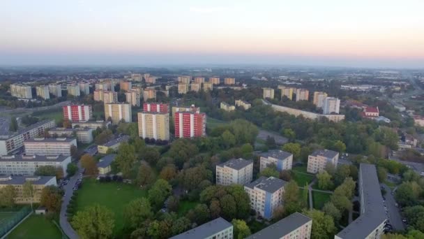 鳥の目のビューからルブリン Kalinowszczyzna 地区の夜のフライト 上空から見た都市景観 — ストック動画