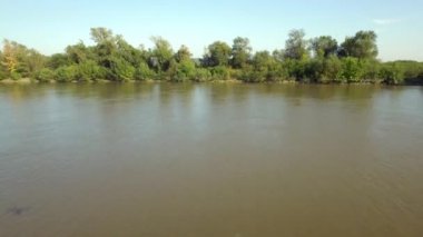 Uçuş Nehri. Ereksiyon, su, ağaçlar ve sürülebilir alanları üzerinde ile uçuş. Lehçe su ile manzaralar ve havadan gördün.