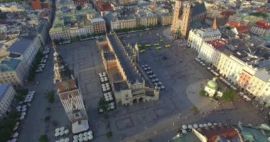 Krakow - eski şehrin havadan. Main Market Square ve Sukiennice gelen bir kuşbakışı görüntüleyin. Ünlü yerler ve truistic olarak görülen hava etkinlikler.