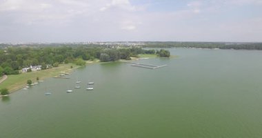 Lublin - Zemborzycki rezervuar kuş bakışı. Bir uçuş ve suyun, bir şehir ufukta görünür. Lehçe su ile manzaralar ve havadan gördün.