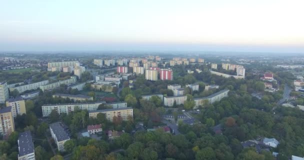Lublin - un vol en soirée au-dessus de la ville vers l'horizon. Soirée, le paysage de Lublin d'un point de vue d'oiseau. Paysage urbain vu des airs. Quartier de Lublin Kalinowszczyzna vu des airs 