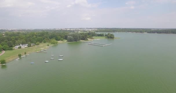 Lublin Zemborzycki Embalse Vista Pájaro Vuelo Sobre Agua Una Ciudad — Vídeo de stock