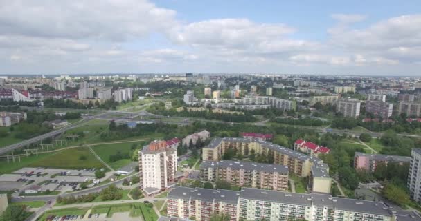 从鸟瞰图看城市景观 从空中看到的一座城市全景与住宅区 从空中看城市景观 — 图库视频影像