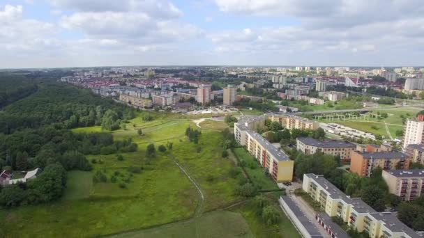 从鸟瞰图中的卢布林 城市风景从空气 城市和自然的会议 森林和公寓块 从空中看城市景观 — 图库视频影像
