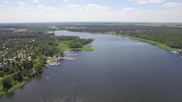 湖およびヨットのマリーナでの旅行 Koronowskie 湖の鳥の目のビュー ポーランドの水の風景と空気から見た — ストック動画