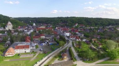 Kazimierz Dolny - Vistula Nehri üzerinde bir turist kasabası - kuş bakışı. Ünlü yerler ve truistic olarak görülen hava etkinlikler.