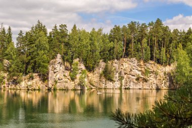 Göl ve rock cliff tarafından orman büyümüş. Turistik Çek Cumhuriyeti Rock kasabasında.