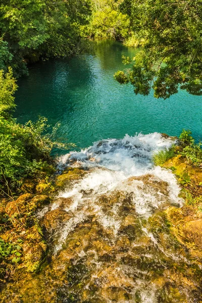 Vista Desde Arriba Cascada Agua Cayendo Lago Verde Lago Entre — Foto de Stock