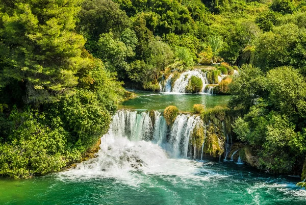 Een Prachtige Waterval Onder Groene Bomen Landschap Het Park Krka — Stockfoto