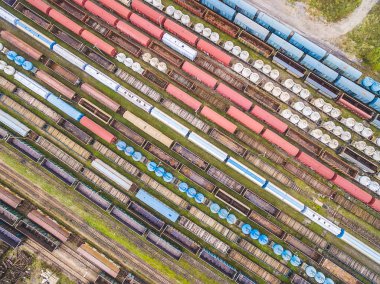 Tren arabaları sıraya dizilmiş. Kuş bakışı görülen renkli vagonlar.