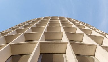 Kentsel mimari - simetri gökyüzüne karşı binanın. Bina cephe tarafından oluşturulan yakınsak bir bakış açısı.