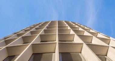 Mimari simetri mavi gökyüzü. Kentsel mimari bir perspektif yakınsak.