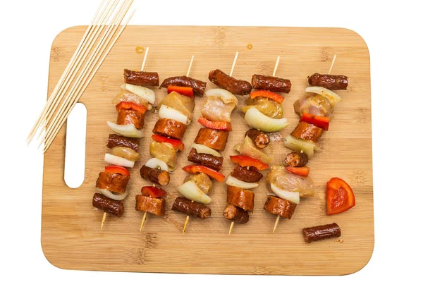 自家製のシャシリクは木製のまな板上に積層 Kabanosy 鶏肉と野菜の串焼き — ストック写真