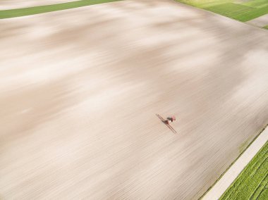 Sahada çalışan tarım traktör. Kuş bakışı görülen alan üzerinde çalışıyor.