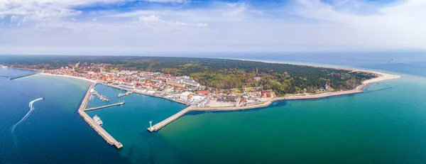 Hel Yarımadası 'nın havadan görünüşü. Hel şehri ve limanı. Deniz manzarası ve sislerin içinde ufuk çizgisi kayboluyor. Polonya, kuş bakışı bir deniz manzarası. Hel Yarımadası.