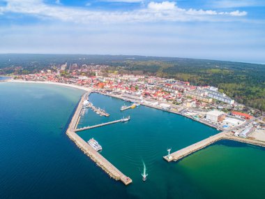 Hel şehrinin ve limanın havadan görüntüsü. Deniz manzarası ve sislerin içinde ufuk çizgisi kayboluyor. Polonya, kuş bakışı bir deniz manzarası. Hel Yarımadası.