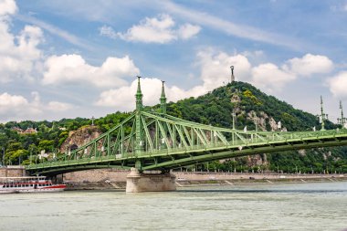 Budapeşte - Kale tepesi, Tuna nehri ve köprüsü olan manzara. Budapeşte 'nin turistik kısmı. Şehir manzaraları ve turistik yerler.