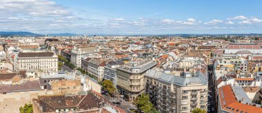 Budapeşte - şehrin panoraması. St. Stefan Bazilikası 'nın manzaralı bir noktasından manzara. Budapeşte 'nin turistik kısmı. Şehir manzaraları ve turistik yerler.