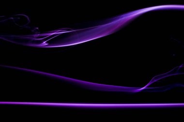 Renkli duman çizgileri olan soyut siyah arkaplan ve metin için boş alan. Enerji hatları ve dalgalar. Duman - soyut renkli şekiller. Siyah arkaplan ve süslü şekiller.