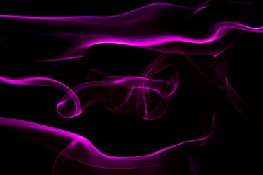 Enerji akışını sembolize eden renkli şekilli soyut bir arkaplan. Siyah arka planda renkli bir duman. Duman - soyut renkli şekiller. Siyah arkaplan ve süslü şekiller.