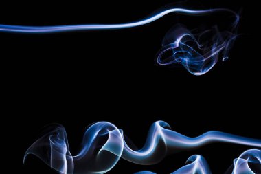 Siyah arkaplan ve dumandan oluşan soyut şekiller. Duman - soyut renkli şekiller. Siyah arkaplan ve süslü şekiller.