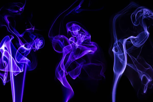 カラフルな煙 抽象的な形 煙から形成されたカラフルな形状を持つ黒の背景 抽象的なカラフルな形 黒の背景と派手な形 — ストック写真
