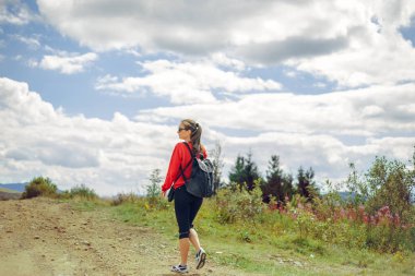 Kız yol dağlar üzerinde yürüyor