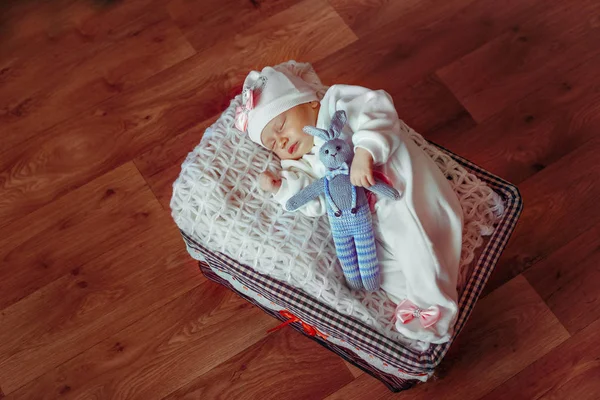 Newborngirl tavşan ile uyuyor